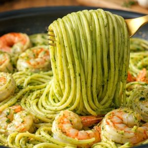 Czy masz w domu krewetki, makaron i pesto? Magia kremowego makaronu z pesto i krewetkami