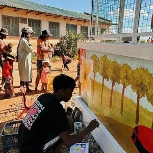 Pamiętacie projekt pięknie pomalowanej studni w Ambohitrimanjaka Kiely? Jest to projekt m.in Izabeli z CLIX Li...