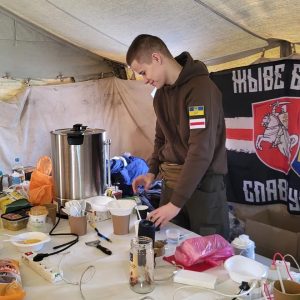 Wczoraj więźniem Łukaszenki, dziś wolontariuszem w Kijowie

Były więzień polityc...