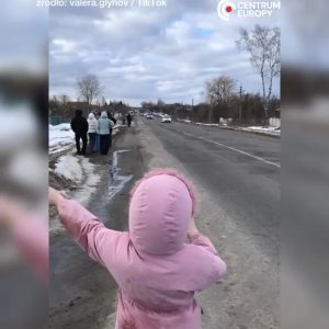 Ośmioletnia  Liza Ostapenko bez względu na pogodę, porę dnia i roku wita ukraińs...