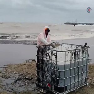 Kłęby czarnego dymu, toksyczne opary, deszcze popiołu, plamy oleju na plażach i ...