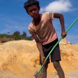 Mamitina ma dopiero 12 lat, ale musi pracować w kamieniołomie w stolicy Madagaskaru. – Czemu tu pracujesz? – p...