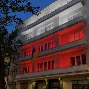 Tak wyglądała w nocy fasada ambasady Ukrainy w Warszawie: 
z okazji Dnia Flagi R...