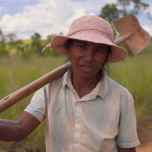 Hanta z Madagaskaru ostatni raz była u lekarza 15 lat temu. Żyje z uprawy fasoli. Ma tylko łopatę, rzadko kied...
