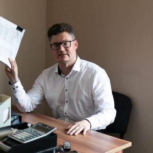 Białoruś. Bronił więźniów politycznych. Został skazany na trzy lata kolonii.

Re...